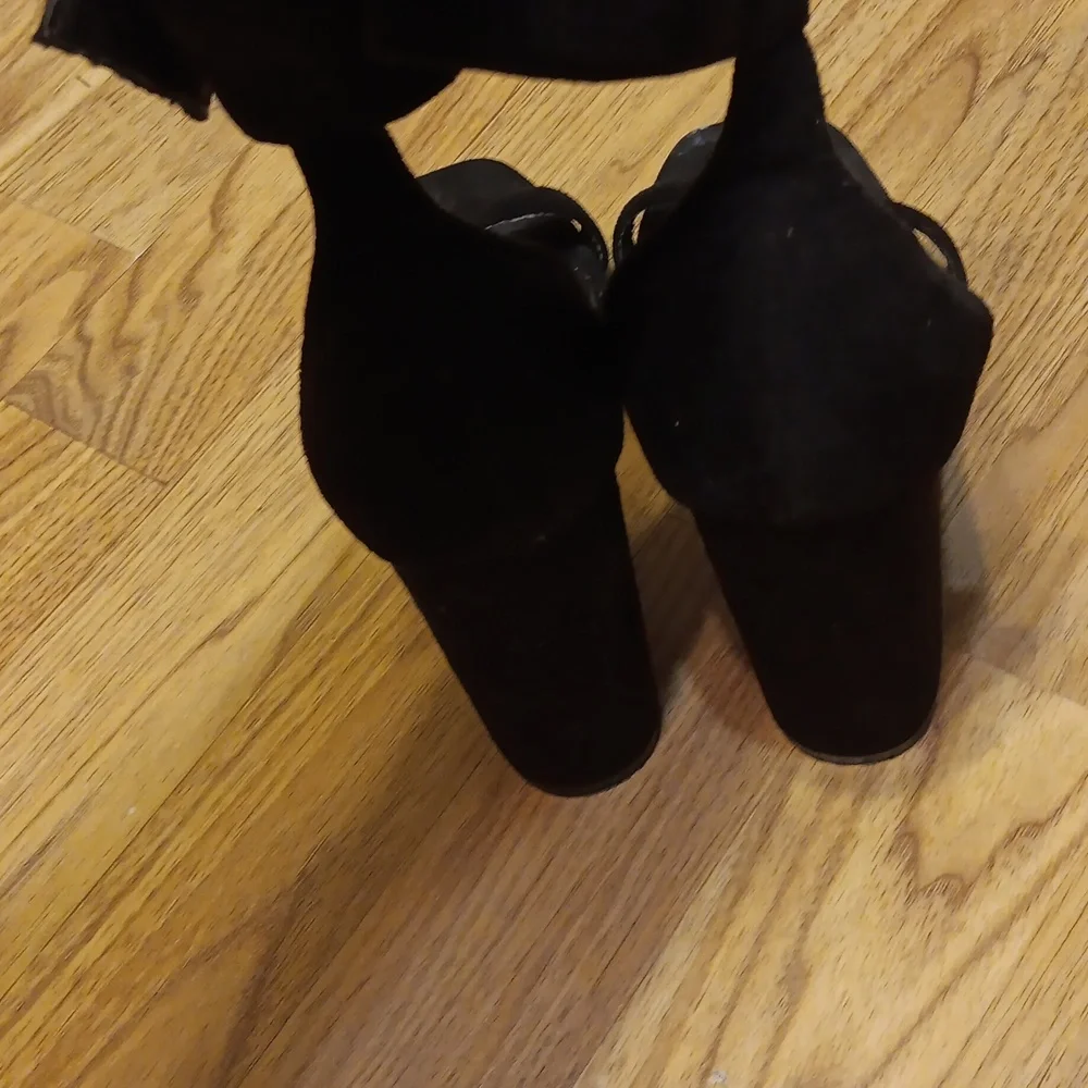 Heels - Picture 2 of 3